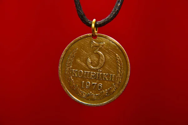 Collana di monete dell'URSS. Vecchia moneta di cechi sovietici isolato su sfondo rosso. Unione Sovietica. tre copechi dell'Unione Sovietica. URSS Collana di monete su sfondo rosso — Foto Stock