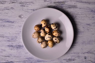 Bıldırcın yumurta, tuz, zeytin yağı ve ahşap masa üzerinde mantar plaka. Üstten Görünüm