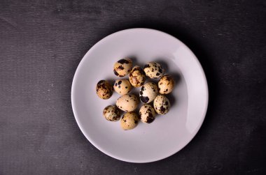 Bıldırcın yumurta, tuz, zeytin yağı ve ahşap masa üzerinde mantar plaka. Üstten Görünüm