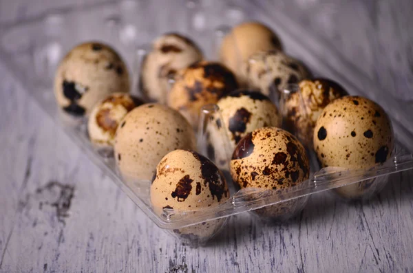 Plaat met kwartel eieren, zout, olijfolie en champignons op houten tafel. Bovenaanzicht — Stockfoto