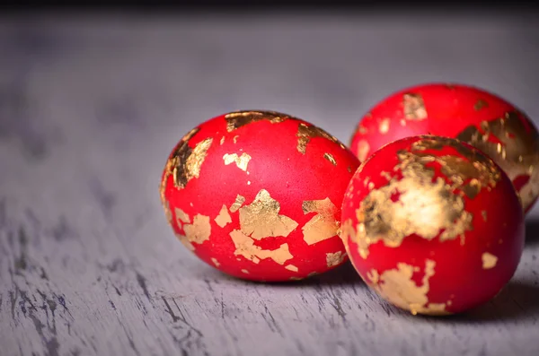 Три барвисті великодні яйця ручної роботи з золотом — стокове фото