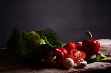 Sebzeler. Sepette taze biyo sebze. Doğa Arkaplanı Üzerine