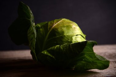 Kırsal ahşap arka planda taze yeşil bahçe lahanası.