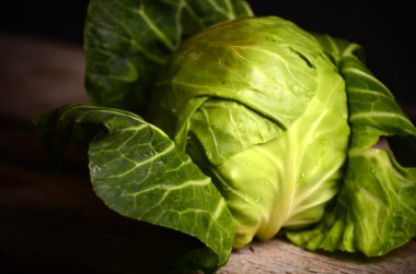 Kırsal ahşap arka planda taze yeşil bahçe lahanası.