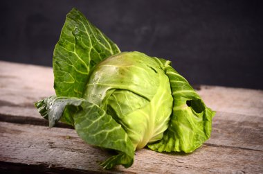 Kırsal ahşap arka planda taze yeşil bahçe lahanası.