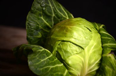 Kırsal ahşap arka planda taze yeşil bahçe lahanası.