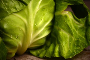 Kırsal ahşap arka planda taze yeşil bahçe lahanası.