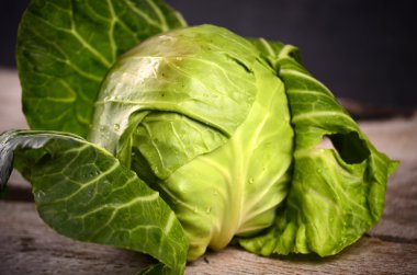 Kırsal ahşap arka planda taze yeşil bahçe lahanası.