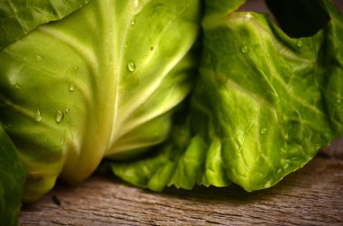 Kırsal ahşap arka planda taze yeşil bahçe lahanası.