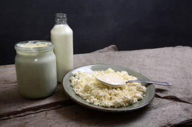 Organik tarım Cottage peynir, ekşi krema, tereyağı, peynir ve süt