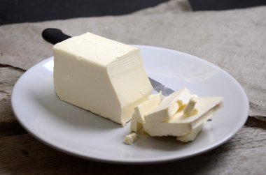 Tereyağı. Masanın üzerine taze tereyağı