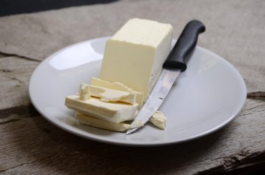 Tereyağı. Masanın üzerine taze tereyağı