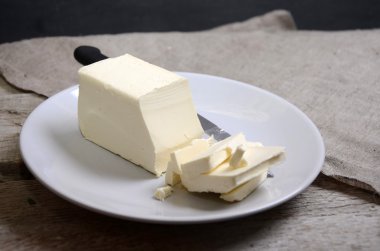 Tereyağı. Masanın üzerine taze tereyağı