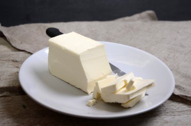 Tereyağı. Masanın üzerine taze tereyağı