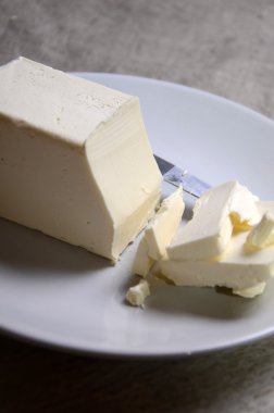 Tereyağı. Masanın üzerine taze tereyağı