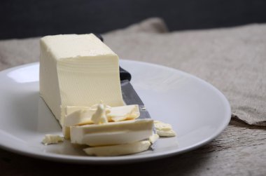 Tereyağı. Masanın üzerine taze tereyağı