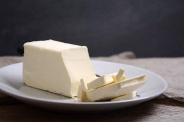 Tereyağı. Masanın üzerine taze tereyağı