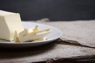 Tereyağı. Masanın üzerine taze tereyağı