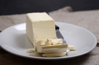 Tereyağı. Masanın üzerine taze tereyağı