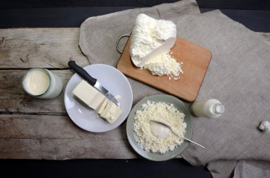 Organik tarım süzme peynir bir mavi kase, ekşi krema ve süt