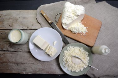 Organik tarım süzme peynir bir mavi kase, ekşi krema ve süt