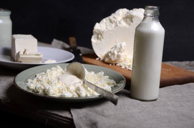 Tereyağı, peynir ve süt masada sürahi