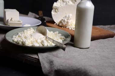 Tereyağı, peynir ve süt masada sürahi