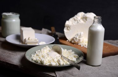 Tereyağı, peynir ve süt masada sürahi