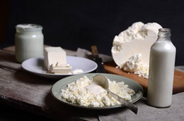 Tereyağı, peynir ve süt masada sürahi