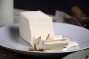 Ahşap masa üzerine taze dilimlenmiş tereyağı