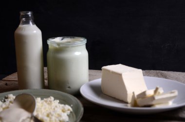 Yazlık. bir tabak içinde doğal peynir