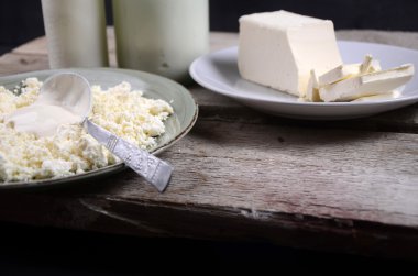 Yazlık. bir tabak içinde doğal peynir