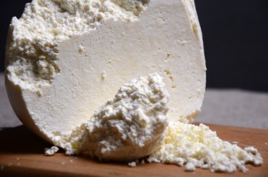 Yazlık. bir tabak içinde doğal peynir