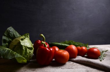 Sebzeler. Sepette taze biyo sebze. Doğa Arkaplanı Üzerine