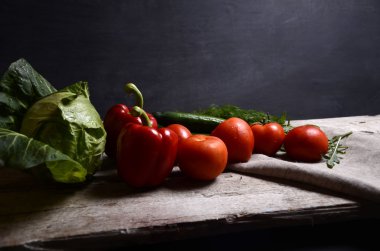 Sebzeler. Sepette taze biyo sebze. Doğa Arkaplanı Üzerine