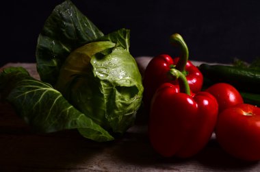 Sebzeler. Sepette taze biyo sebze. Doğa Arkaplanı Üzerine