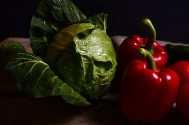 Sebzeler. Sepette taze biyo sebze. Doğa Arkaplanı Üzerine