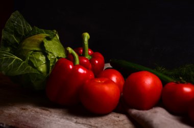 Sebzeler. Sepette taze biyo sebze. Doğa Arkaplanı Üzerine