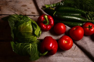 Sebzeler. Sepette taze biyo sebze. Doğa Arkaplanı Üzerine