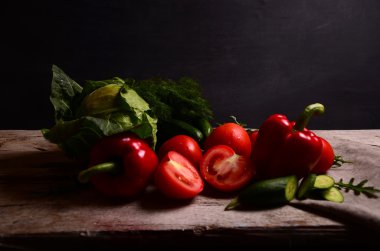 Sebzeler. Sepette taze biyo sebze. Doğa Arkaplanı Üzerine