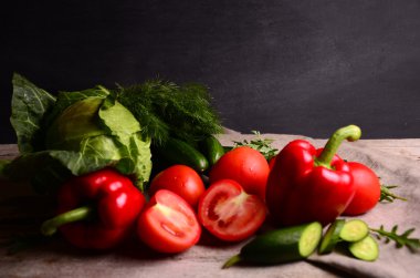 Sebzeler. Sepette taze biyo sebze. Doğa Arkaplanı Üzerine