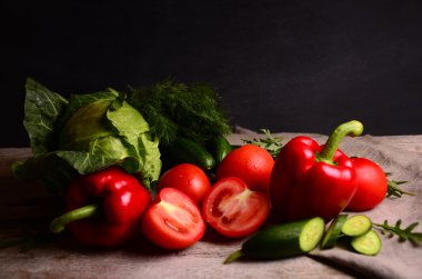 Sebzeler. Sepette taze biyo sebze. Doğa Arkaplanı Üzerine