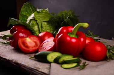 Sebzeler. Sepette taze biyo sebze. Doğa Arkaplanı Üzerine