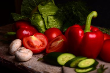 Sebzeler. Sepette taze biyo sebze. Doğa Arkaplanı Üzerine