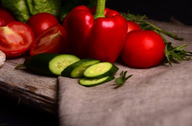 Sebzeler. Sepette taze biyo sebze. Doğa Arkaplanı Üzerine