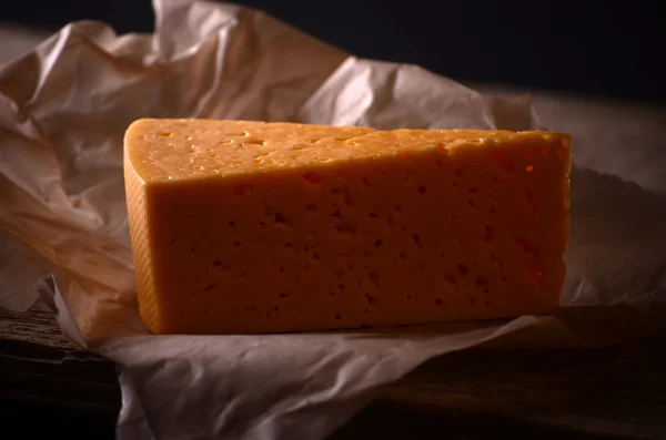 Cheddar Сир (обсмажений) як крупним планом на старовинному старовинному дерев'яному столі — стокове фото