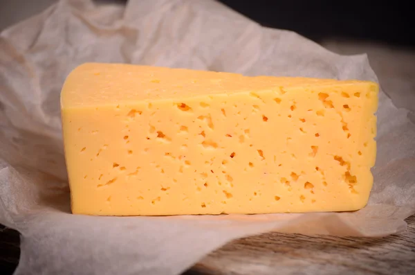 Cheddar Сир (обсмажений) як крупним планом на старовинному старовинному дерев'яному столі — стокове фото