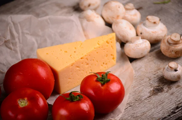Томатний сир і гриби на столі — стокове фото