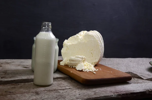Organik tarım Cottage peynir, ekşi krema, tereyağı, peynir ve süt — Stok fotoğraf