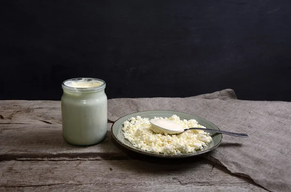 Agricultura ecológica Queso cottage, crema agria, mantequilla, queso y leche —  Fotos de Stock